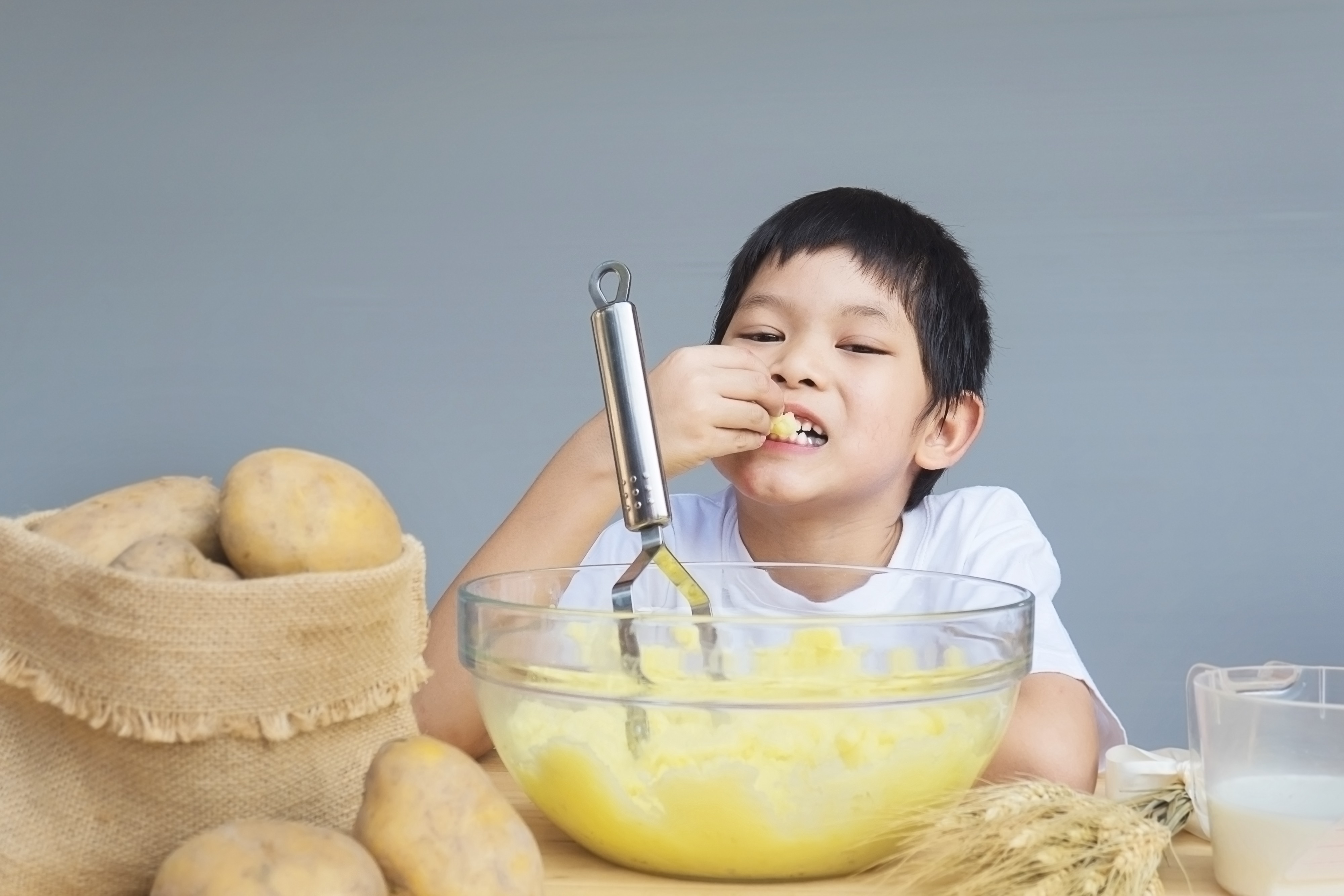 mengacaukan makanan anak, manfaat eksplorasi makanan, anak bermain makanan, tips mendukung makan anak, Bunda, si Kecil